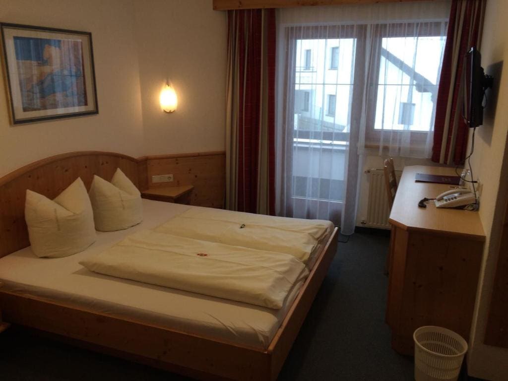 Double Room with Balcony room - Image 2