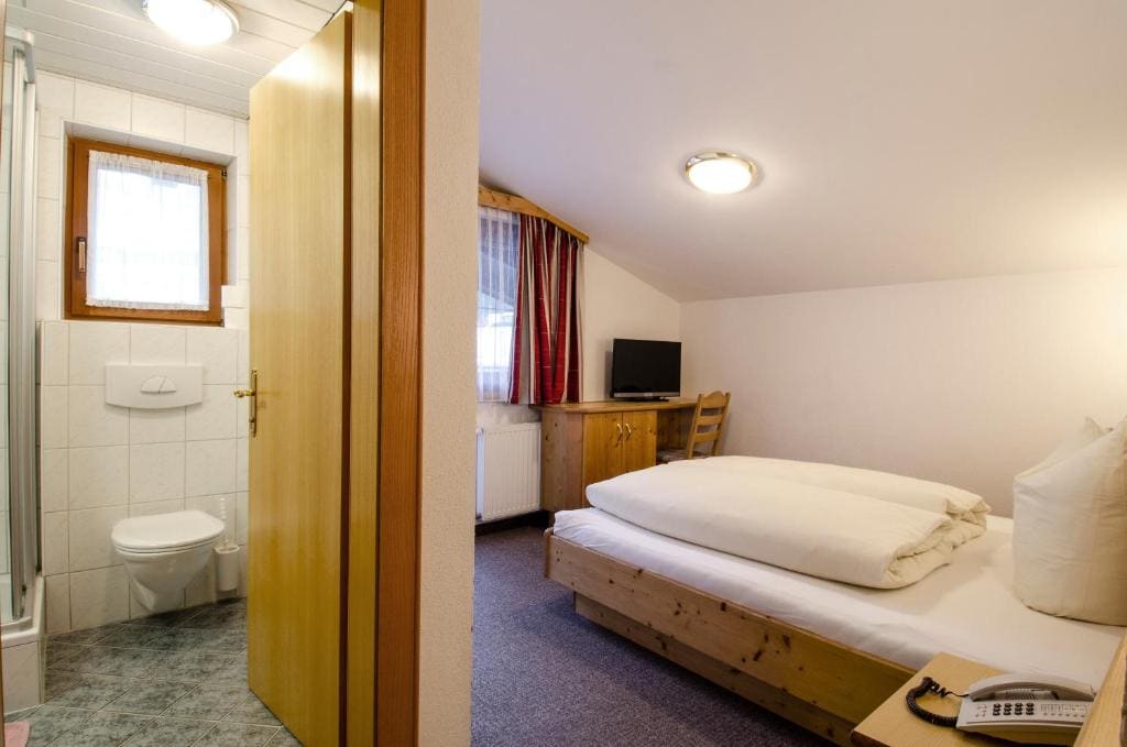 One-Bedroom Apartment room - Image 1