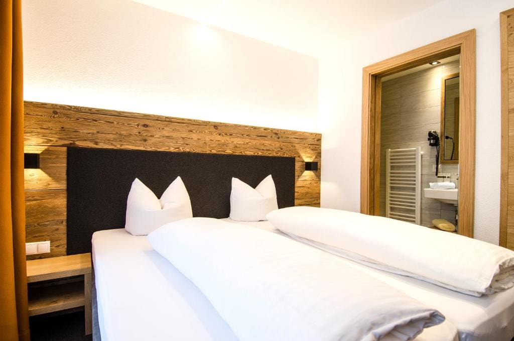 Basic Double Room with Balcony room - Image 1