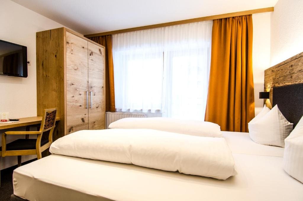 Basic Double Room with Balcony room - Image 2
