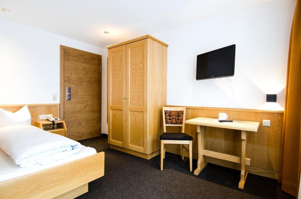 Single Room with Balcony room - Image 3