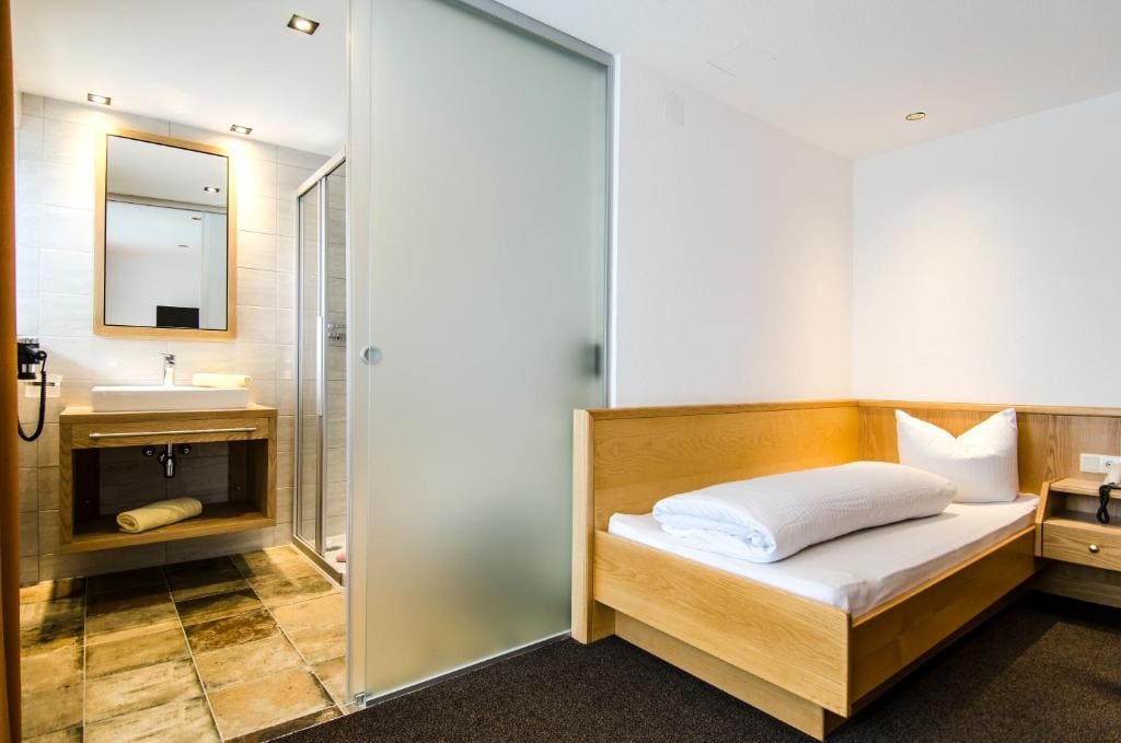 Single Room with Balcony room - Image 2