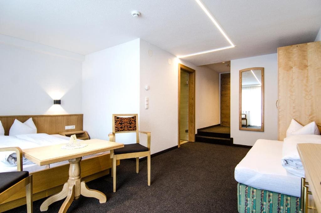 Triple Room with Terrace room - Image 1