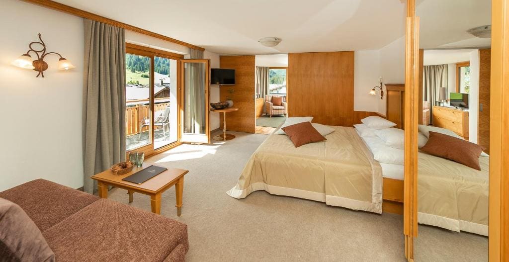 Classic Suite with Balcony room - Image 3