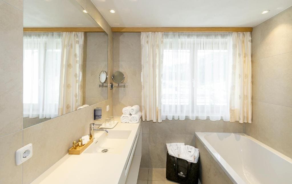 Deluxe Double Room (2 Adults + 1 Child) room - Image 2