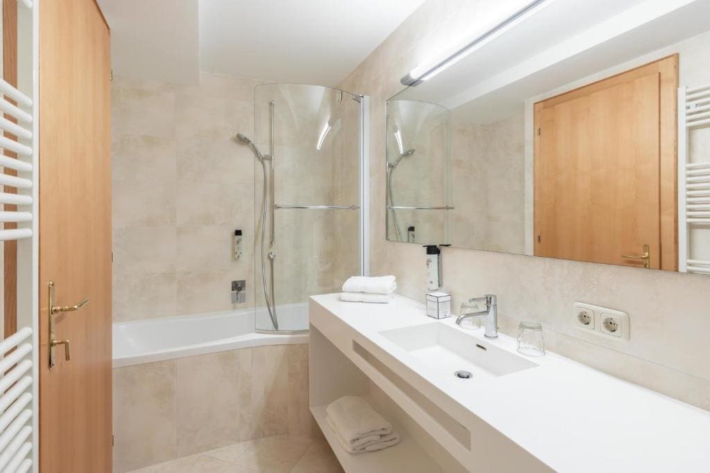 Deluxe Double Room with Balcony room - Image 2