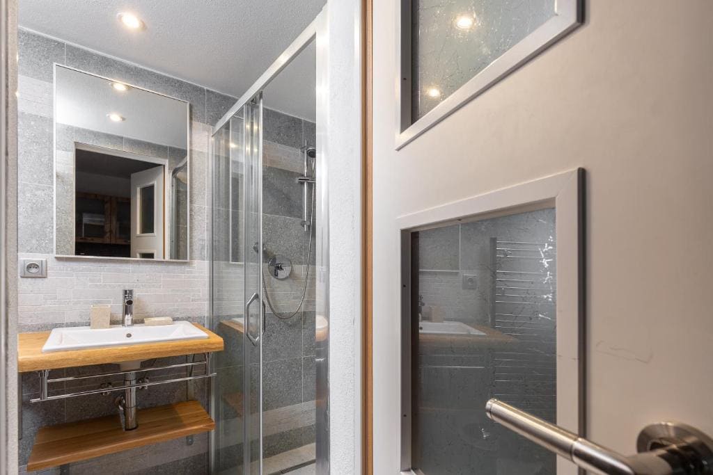 Apartment with Mountain View room - Image 3