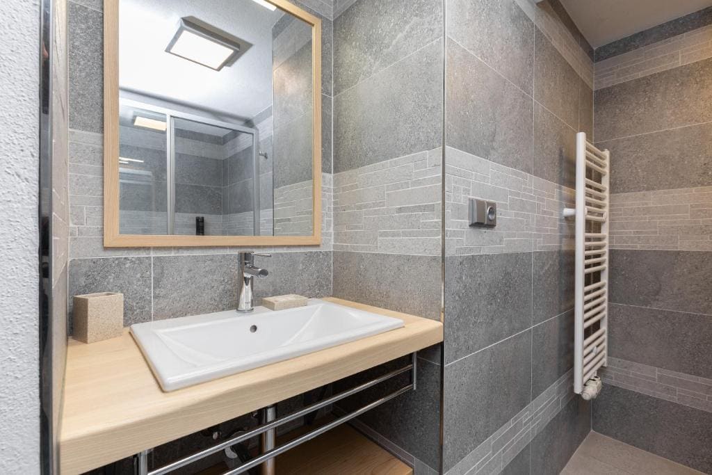 Three-Bedroom Apartment room - Image 1