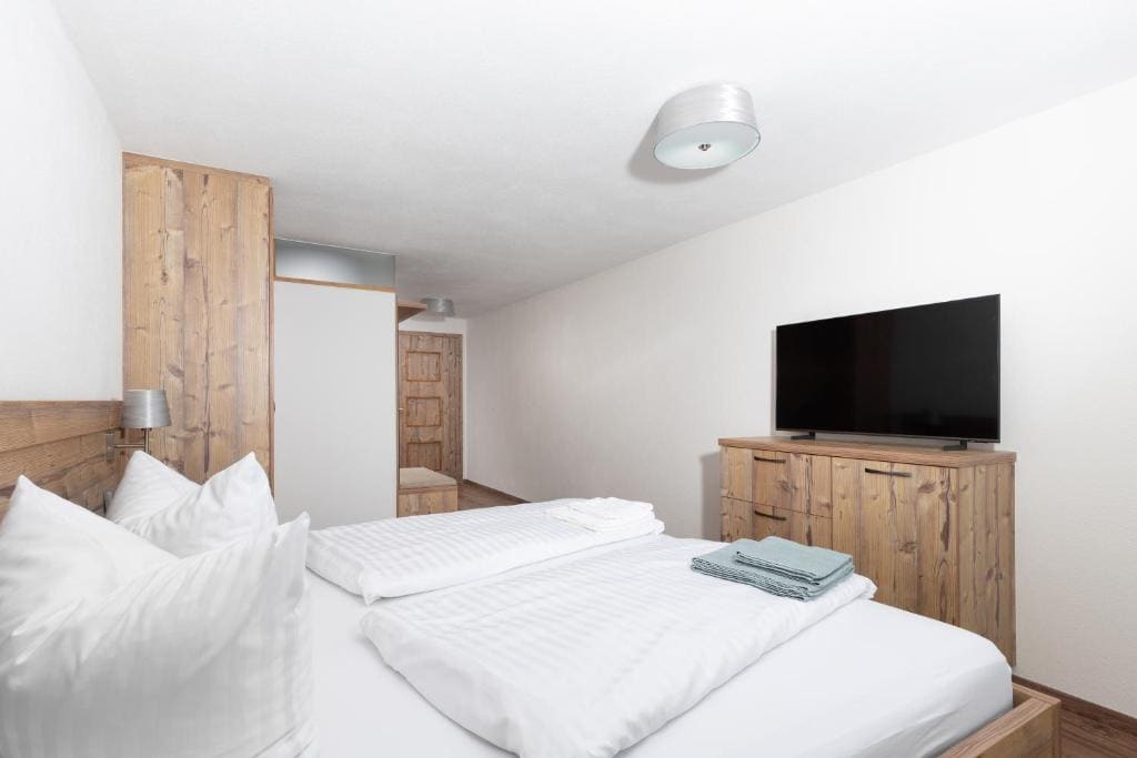 Three-Bedroom Apartment room - Image 2
