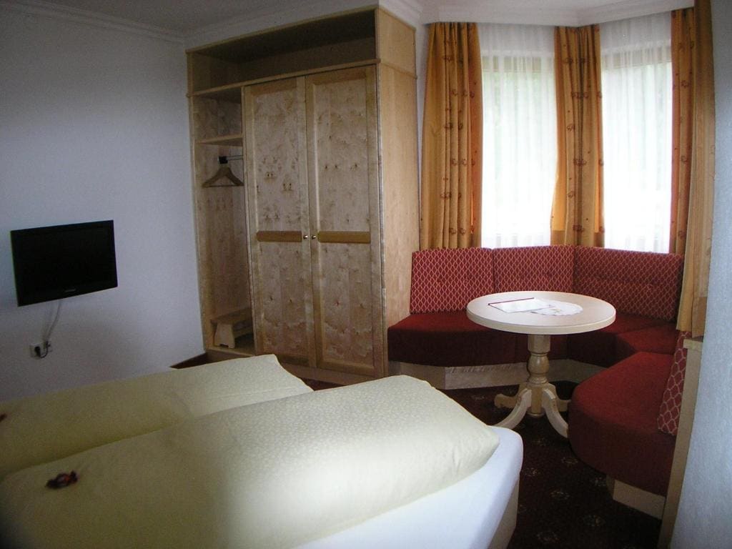 Family Room room - Image 3