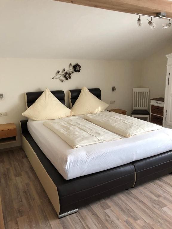 Deluxe Double Room with Balcony room - Image 3