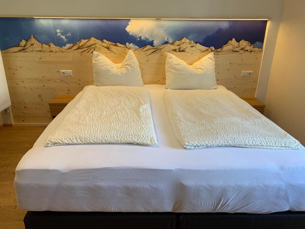 Double Room with Balcony room - Image 2
