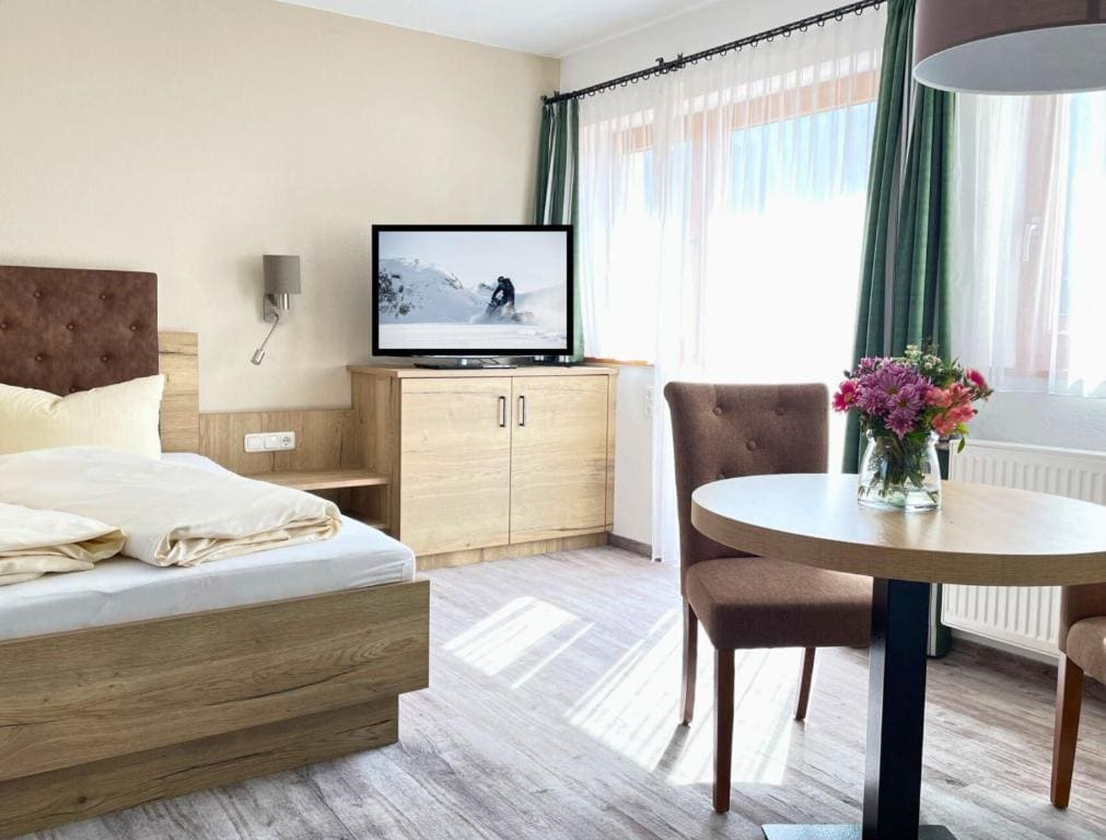 Deluxe Family Room room - Image 2