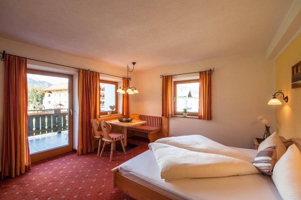 Family Room with Mountain View room - Image 3