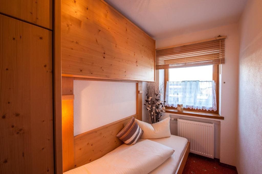 Family Room with Mountain View room - Image 2
