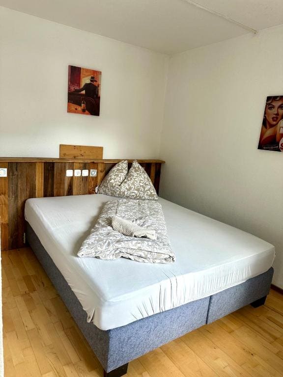 One-Bedroom Apartment room - Image 1