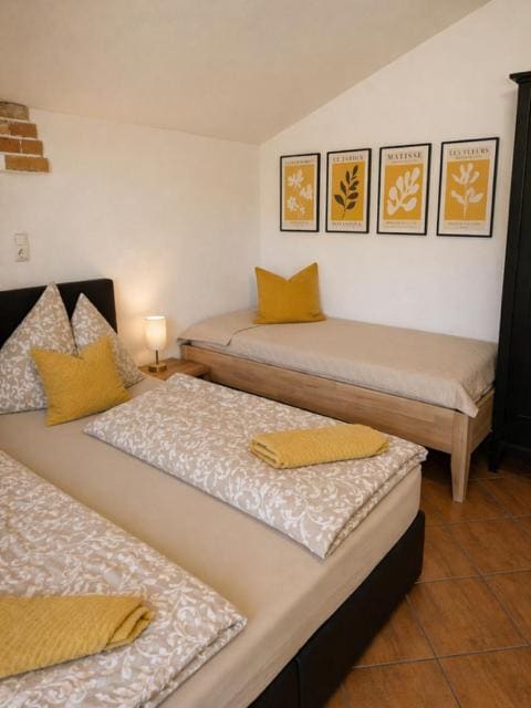 Family Room with Balcony room - Image 3