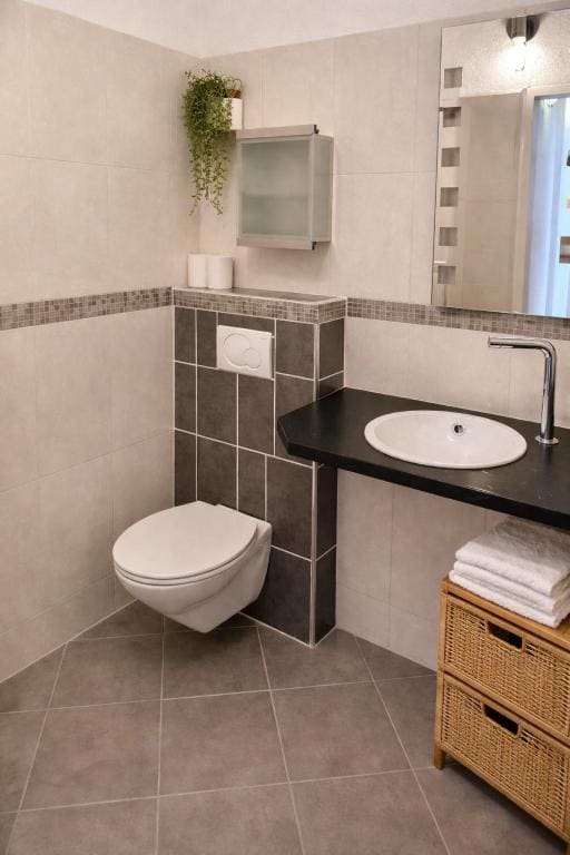 One-Bedroom Apartment room - Image 3