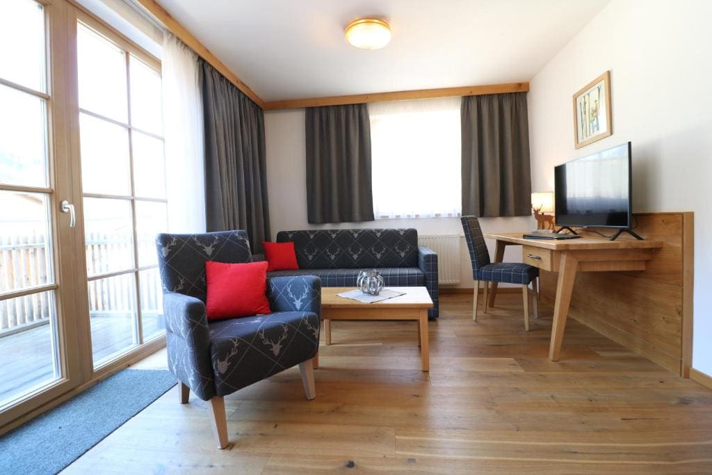 Deluxe Family Room room - Image 2