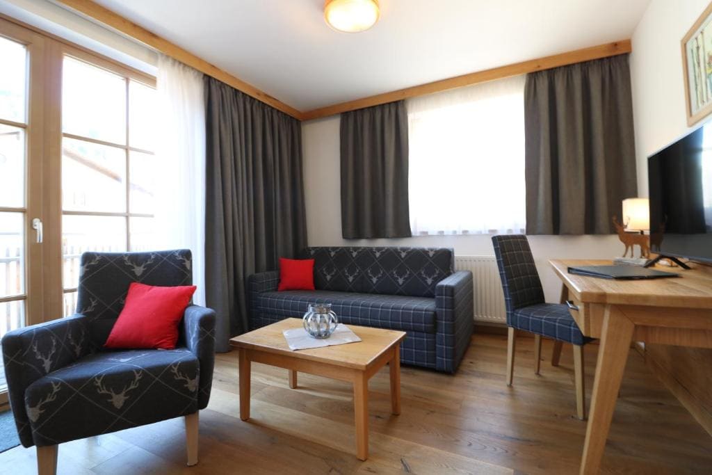 Deluxe Family Room room - Image 3