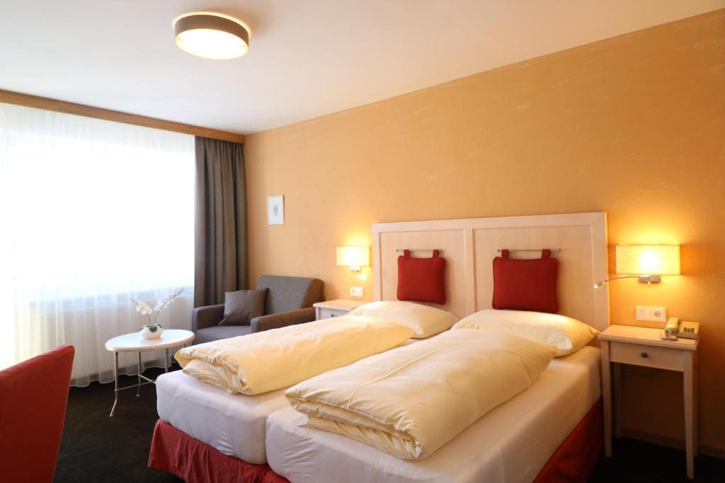 Double Room with Balcony Sonnblick room - Image 3
