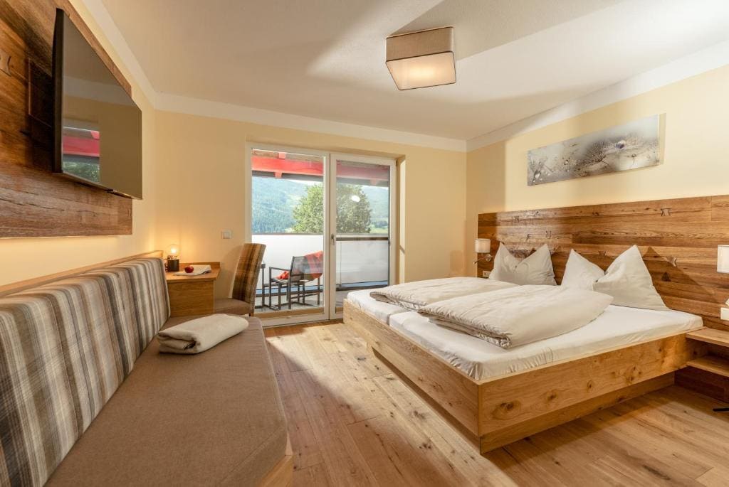 Deluxe Double Room with Balcony room - Image 2