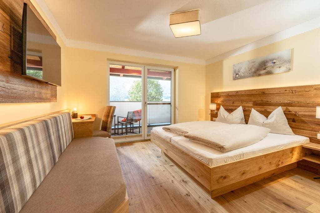 Deluxe Double Room with Extra Bed room - Image 3