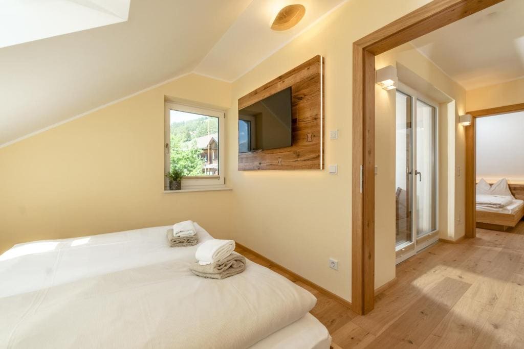 Family Room with Balcony room - Image 2