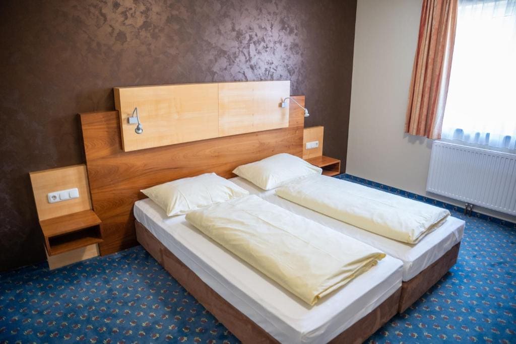 Double Room with Balcony room - Image 3