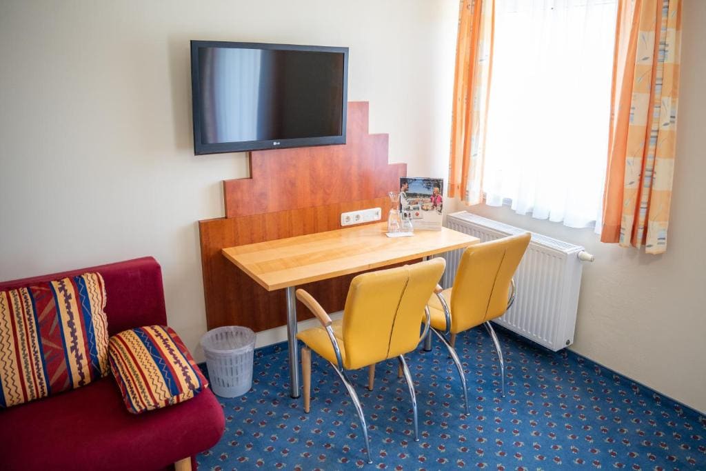 Family Room with Balcony room - Image 3