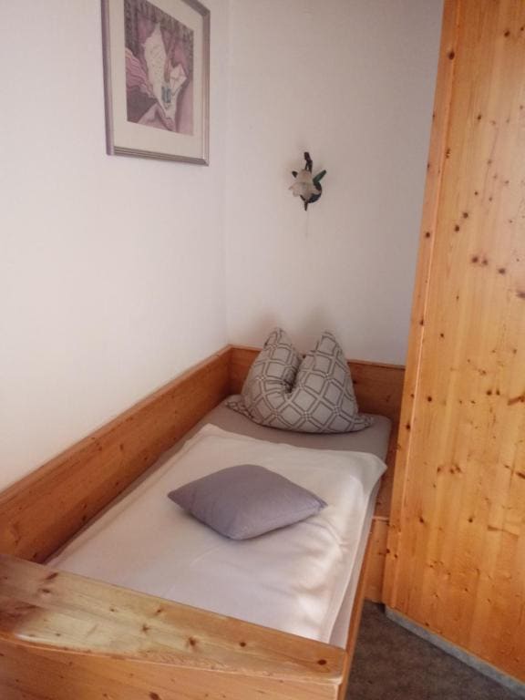 Small Single Room room - Image 2