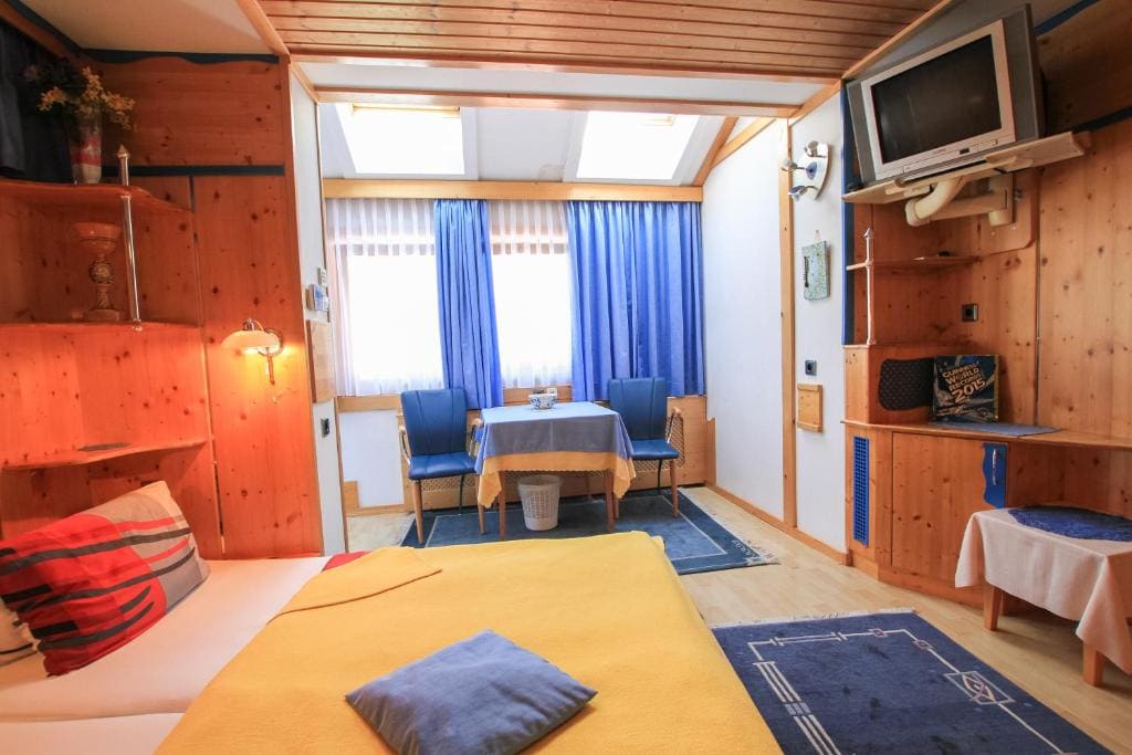 Standard Family Room room - Image 1