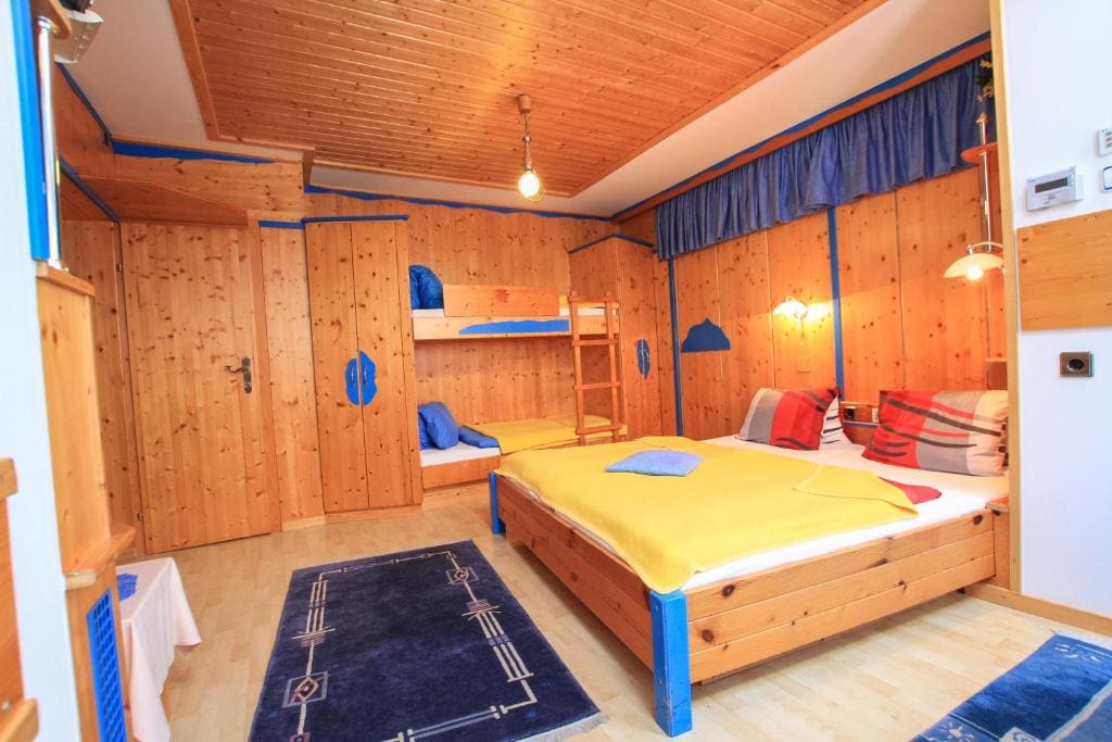 Standard Family Room room - Image 2
