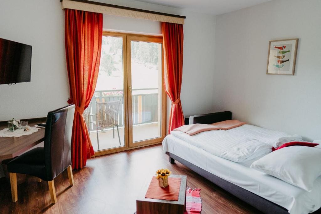 One-Bedroom Apartment with Balcony room - Image 2