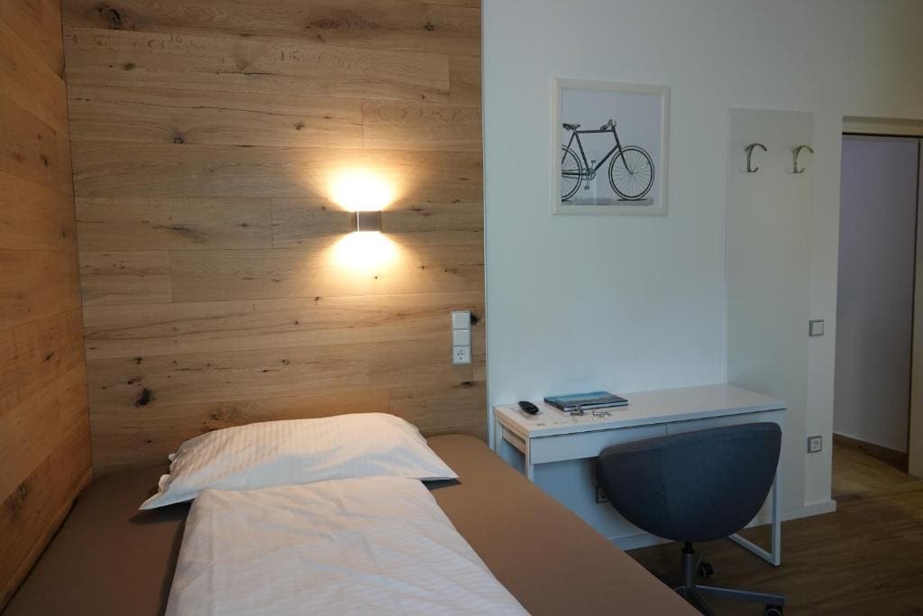 Standard Single Room with Shower room - Image 3