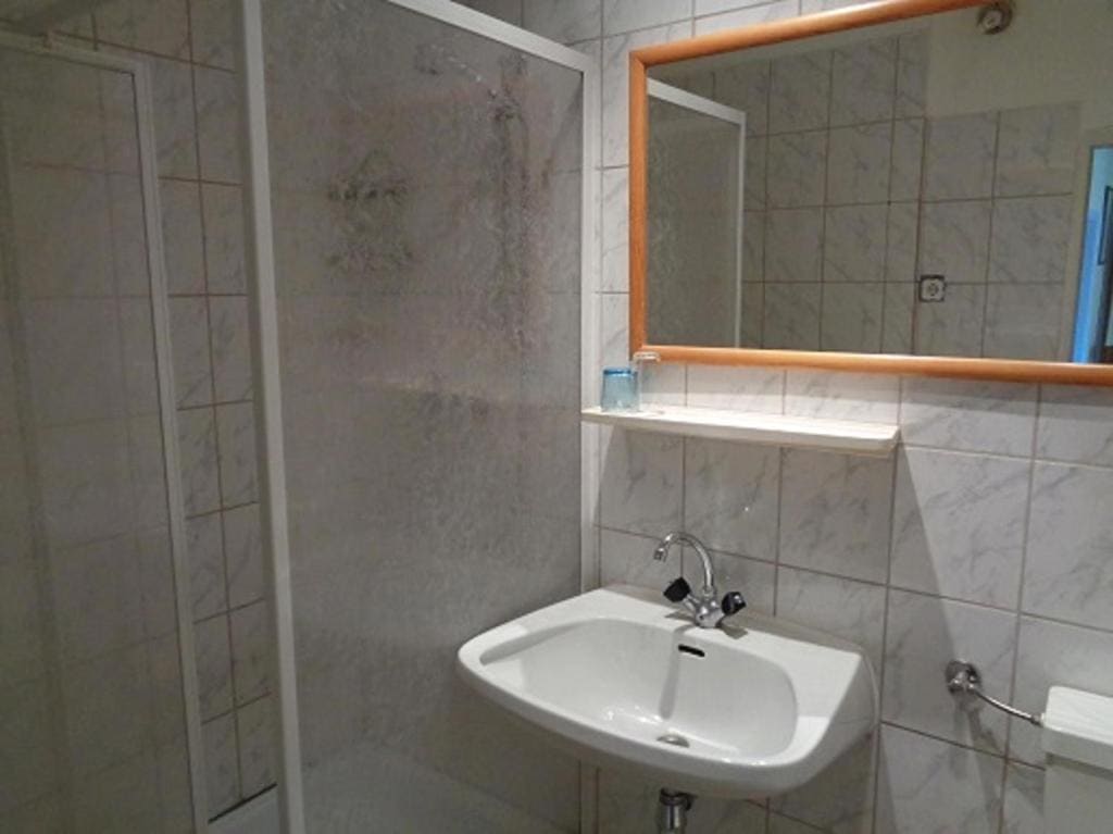 Triple Room with Shared Bathroom room - Image 3