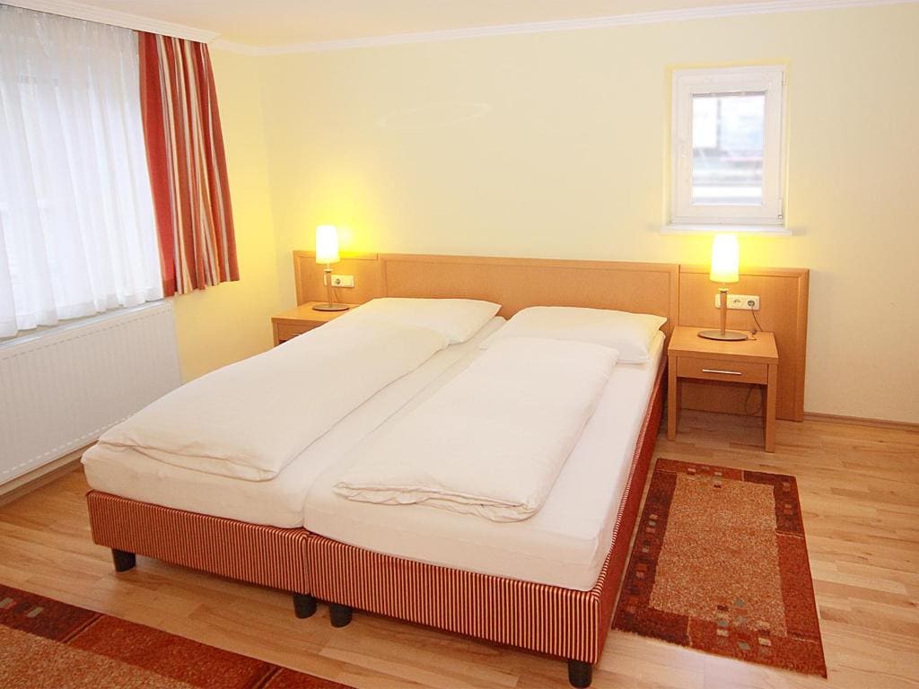 One-Bedroom Apartment room - Image 1