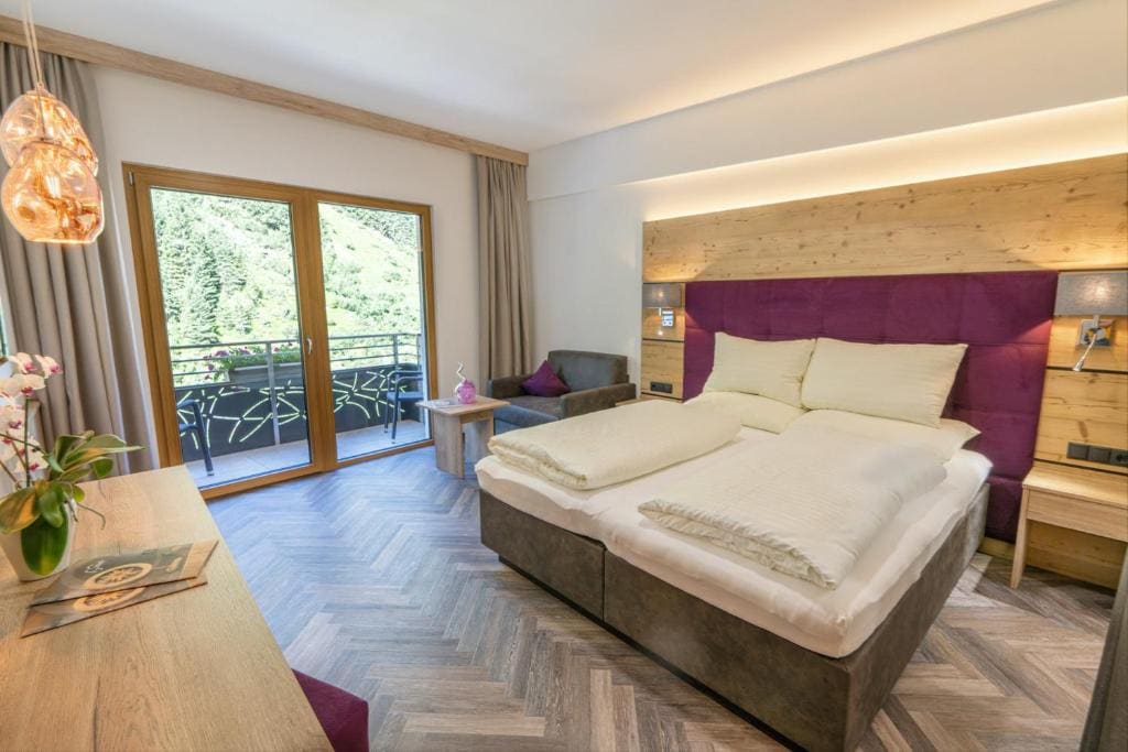 Double Room with Mountain View room - Image 2