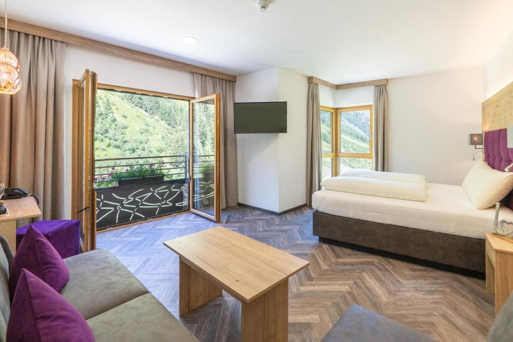Family Suite with Balcony room - Image 1