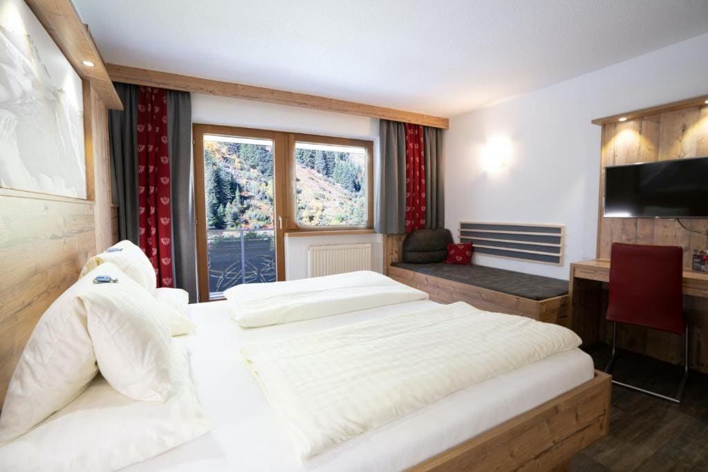 Suite with Balcony and View room - Image 1