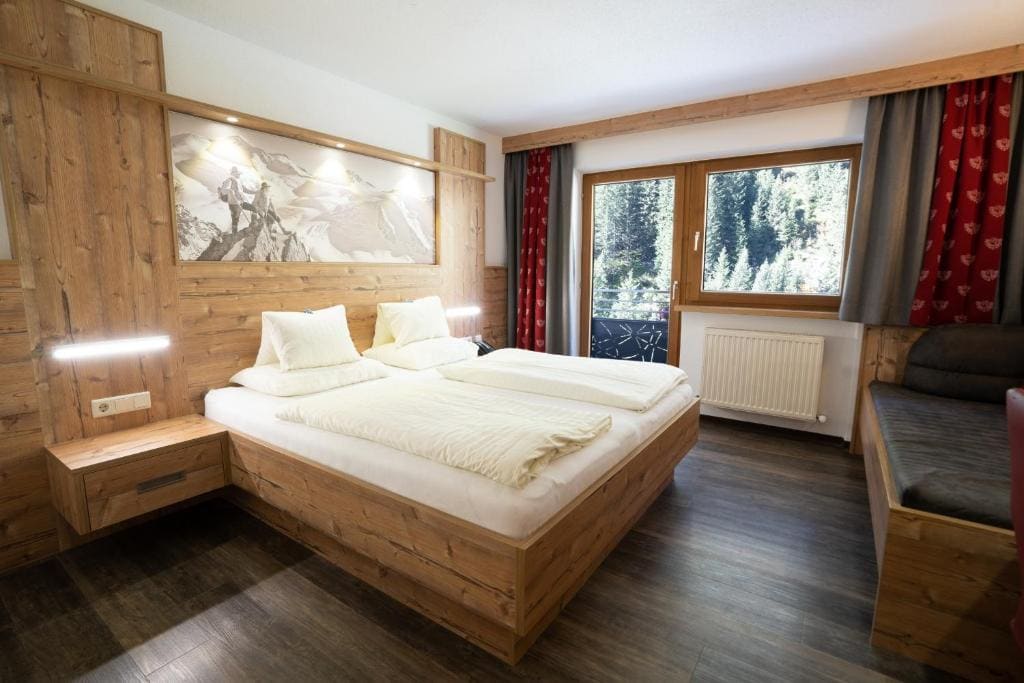 Suite with Balcony and View room - Image 2