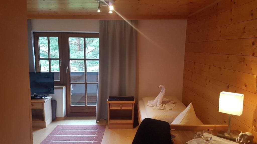 Double Room with Shared Bathroom room - Image 2