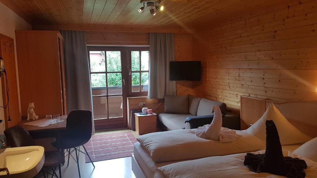 Double Room with Shared Bathroom room - Image 3