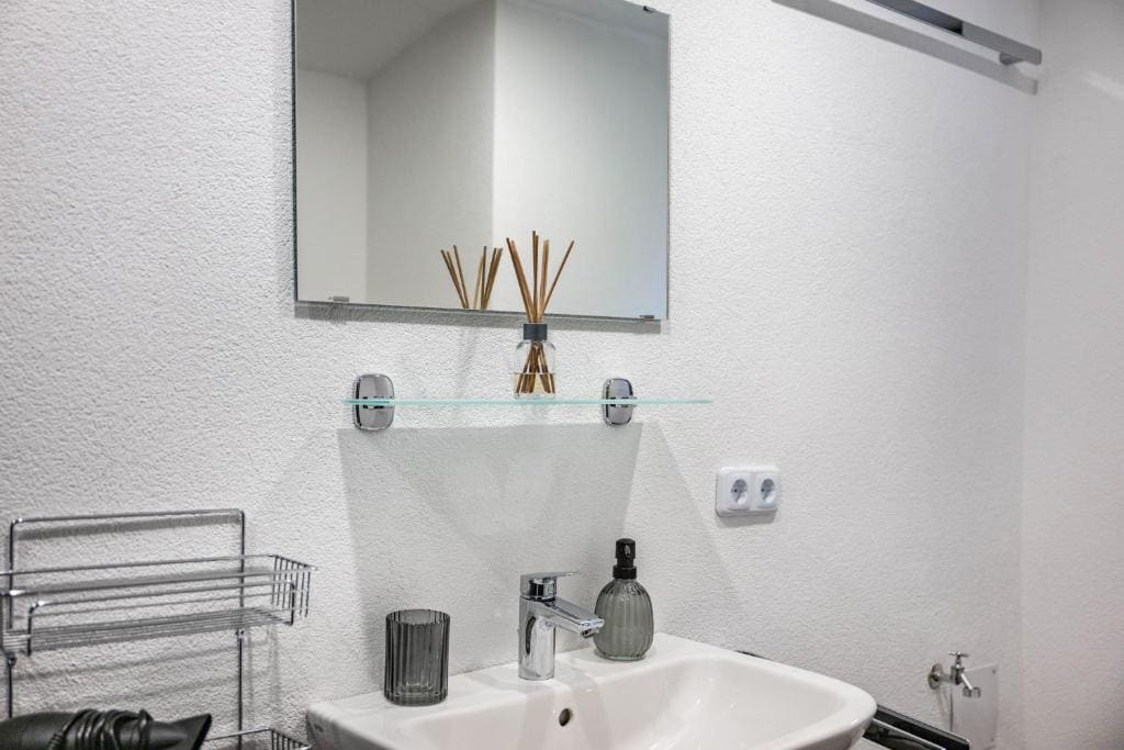 Deluxe Double Room with Shower room - Image 2