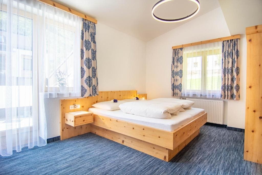 Double or Twin Room with Balcony room - Image 3