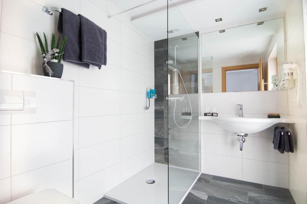 Double or Twin Room with Balcony room - Image 2