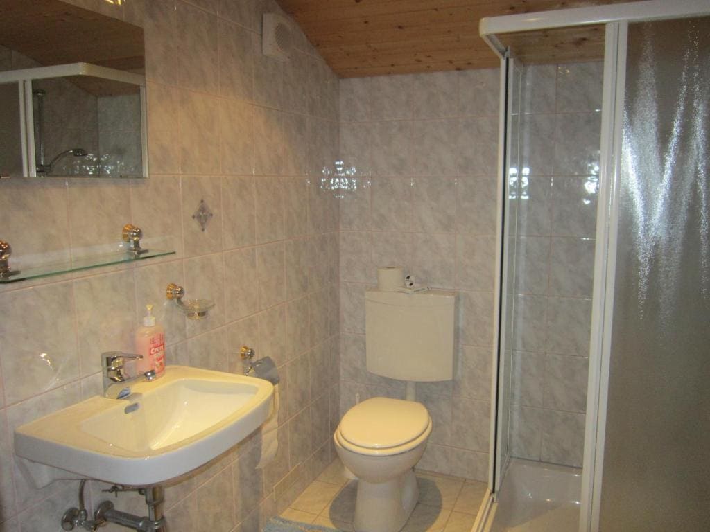 Triple with Private Bathroom room - Image 2
