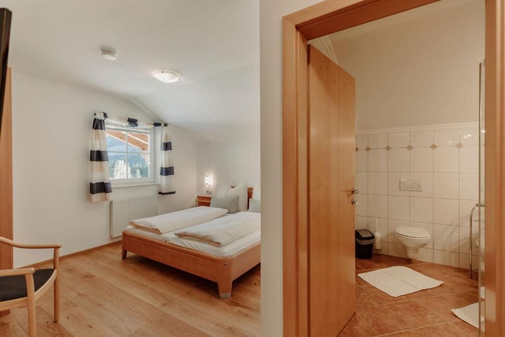Apartment with Mountain View room - Image 1