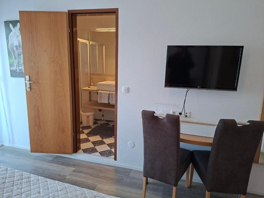 Double Room with Balcony room - Image 3