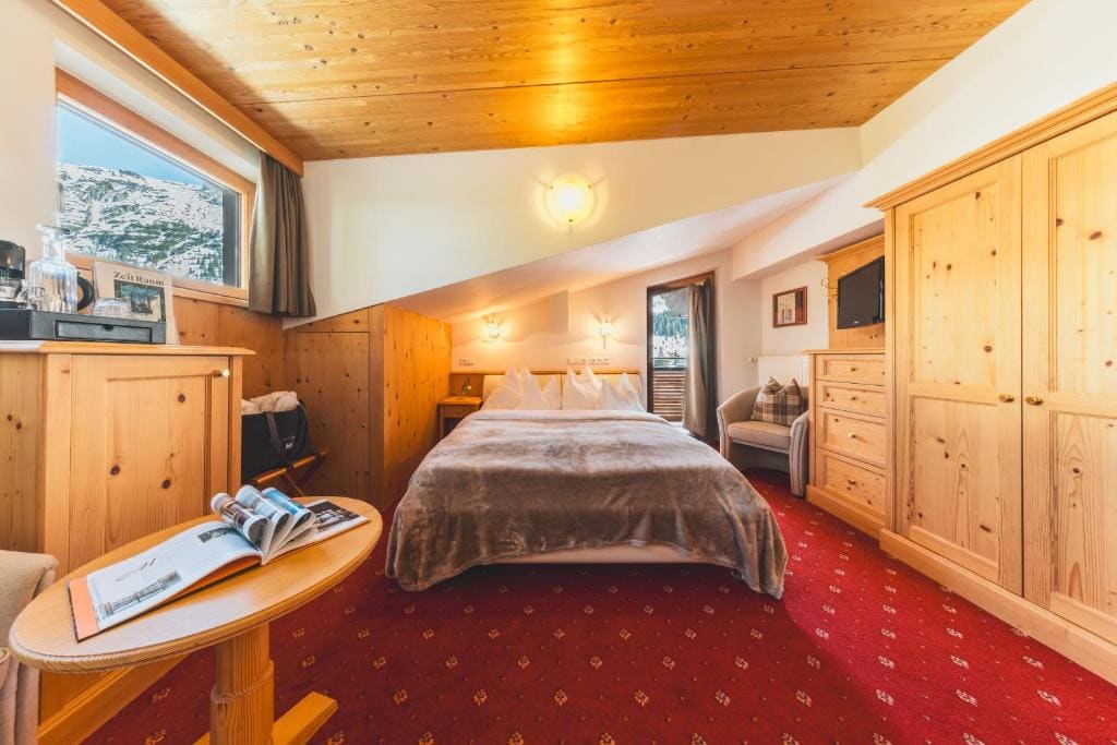 Double Room with Balcony room - Image 1